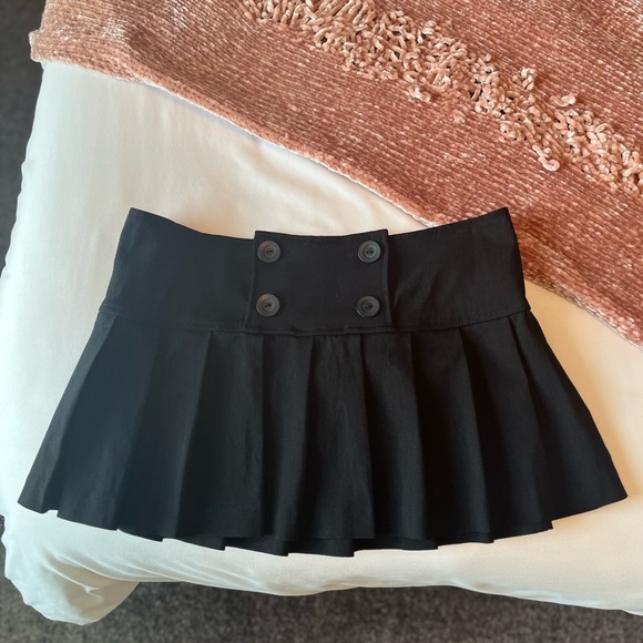 Pleated black skirt - Picture 1 of 6